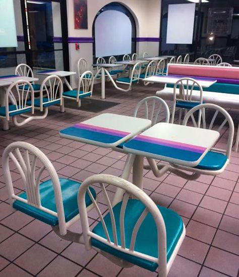 22 Photos To Help You Scratch That Nostalgic Itch Childhood Memories 90s, Nostalgic Pictures, Nostalgia Aesthetic, Nostalgia Core, Dreamcore Weirdcore, Weird Dreams, Taco Bell, 90s Nostalgia, Restaurant Interior