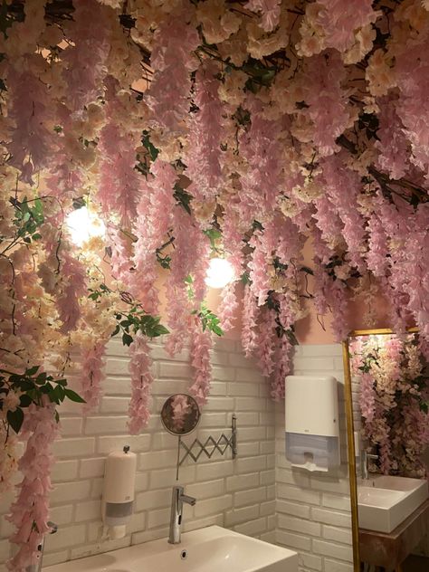 Floral Room Decor Diy, Flower Ceiling Decorations, Room With Flowers Decor, Hanging Flower Wall Bedroom, Flower Ceiling Bathroom, Flowery Bathroom Ideas, Flower Wall In Bathroom, Fake Pink Flowers Decor, Floral House Decor Interior Design