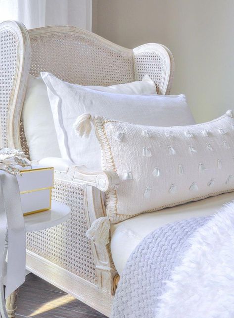 Winter Bedrooms, Chic Bedroom Design, Retro Dining Chairs, Winter Bedroom, Cozy Bedrooms, Coastal Bedrooms, Shabby Chic Bedroom, White Duvet Covers, White Cottage