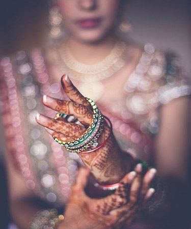 Bangles for the Gujarati bride. #indianwedding #photography #bridegettingready Brides Getting Ready, Indian Bride Poses, Indian Wedding Poses, Pengantin India, Bridal Photography Poses, Bride Photography Poses, Bride Photoshoot, Indian Wedding Photography Poses, Bride Poses