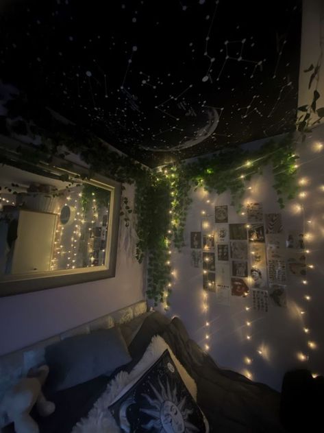 Fairy Lights Aesthetic Bedroom and Room Decor with Autumn Living Room Vibe and Dream Apartment feel Dark Nature Room Aesthetic, Space Aesthetic Room Ideas, Dark Aesthetic Room Ideas Bedrooms, Bedroom Ideas Aesthetic Dark, Grunge Fairy Core Room, Room Ideas Aesthetic Grunge Dark, Black And Green Bedroom Aesthetic, Marauders Bedroom Aesthetic, Dark Room Theme