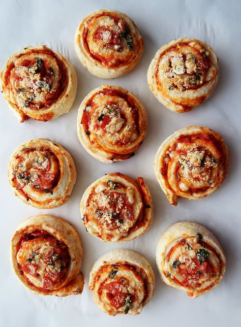 These little pizza rolls are a wonderful snack or appetizer! They are  flavourful, easy to make, and can be adapted by changing up the toppings! Small Pastries, Pepperoni Pizza Rolls, Pizza Pinwheels, Bbq Chicken Pizza, God Mad, Pizza Rolls, Chicken Pizza, Mini Pizza, Snacks Für Party