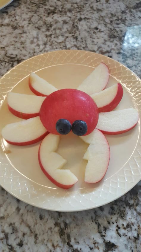 "Crab" apple treat Apple Crab Snack, Fruit And Veg Animals, Apple Crab, Tort Hello Kitty, Apple Treat, Resep Smoothie, Decorações Com Comidas, Food Art For Kids, Amazing Food Decoration