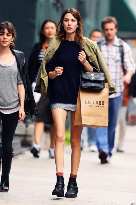 Alexa in an Etoile Isabel Marant knit, Mulberry bag and vintage coat. We love the socks peeping out from her buckle boots! Alexa Chung Street Style, Alexa Chung Style, Moda Do Momento, Walking Down The Street, Mode Casual, Alexa Chung, Style Crush, Mode Inspo, 가을 패션