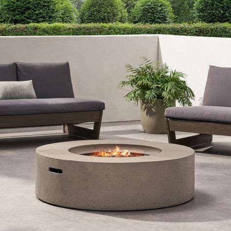 Modern concrete fire pit with a sleek design and 50,000 BTU output. Durable, lightweight construction with no assembly required. Perfect for outdoor gatherings, providing warmth and ambiance. Circular Fire Pit, Modern Outdoor Firepit, Pit Sofa, Round Fire Pit Table, Concrete Fire Pit, Diy Outdoor Fireplace, Lightweight Concrete, Rooftop Design, Cement Color