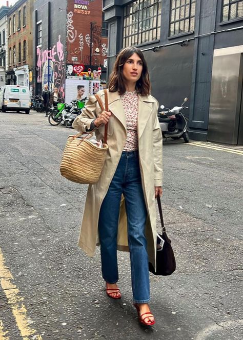 15 Parisian Chic Outfit Ideas to Master French Style Straight Leg Jeans Street Style, Parisian Chic Autumn, Women's French Chic Style, French Style Parisian Chic, Girls Jeans Outfit, French Girl Outfits, Parisian Chic Outfits, French Chic Style, Vacation 2025