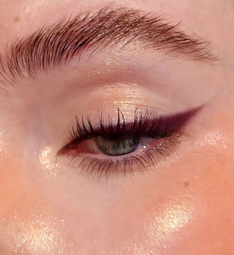 Plum Blush, ’80s Metallics, & More Of Fall’s Biggest Makeup Trends Shadow Empress, Plum Makeup, Berry Makeup, Plum Blush, Fall Eyeshadow Looks, Eyebrow Trends, Girl Lips, Plum Lips, Faux Freckles