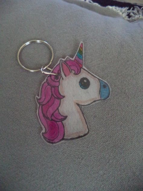 porte clé licorne en plastique fou/dingue Plastic Fou, Shrinky Dink Jewelry, Plastic Keychain, Unicorn Keychain, Door Types, Door Protector, Shrink Plastic, Door Makeover, Diy Door