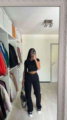 Zara Basic Outfit, Dark Hair 2023, Clothing Cargo Pants, Cargo Outfits Women, Basic Summer Outfits, Basic Girl Outfit, Cargo Outfit, Zara Drip, 2023 Outfits