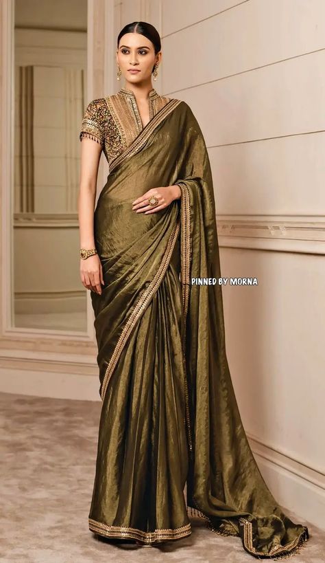 Silk Saree Look Modern, Modern Kandyan Saree Designs, Kalki Saree, Saree Photography, Indian Sari Dress, India Style, Fashionable Saree Blouse Designs, Fancy Sarees Party Wear, Indian Saree Blouses Designs