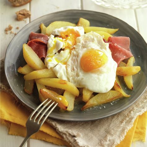 HUEVOS ROTOS CON JAMÓN. Onion Eggs Breakfast, Chorizo Huevos Rancheros, Breakfast With Tomatoes And Eggs, Breakfast Tomatoes Egg, Egg Onion Tomato Breakfast, Huevos Fritos, Spanish Food, Egg Recipes, Diner