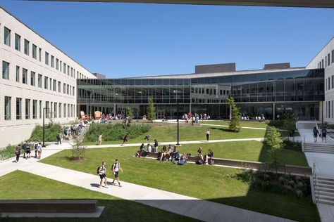 High School Landscape Design, Schoolyard Aesthetic, School Landscape Design, College Courtyard, Beautiful Spectacles, High School Architecture, School Courtyard, Korean City, School Exterior