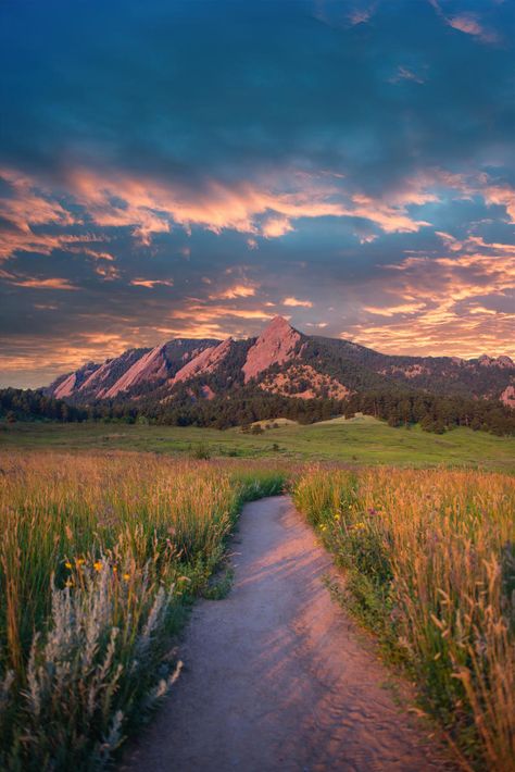 Summer Bucket List for Boulder, Colorado Colorado Aesthetic, Mountain Aesthetic, Places In Usa, Nature Vibes, Travel Places, Beautiful Places In The World, Nature Aesthetic, Pretty Places, Sky Aesthetic