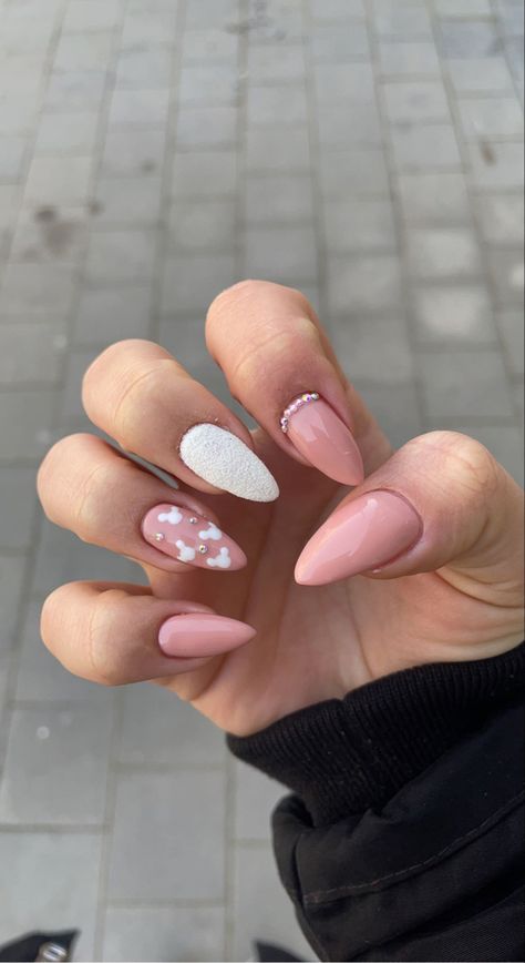 Disney Almond Shaped Nails, Disney White Nails, Disney Bride Nails, Disneyland Paris Nails, Disney Nails White, Elegant Disney Nails, Disney Nails Almond Shape, Nude Disney Nails, Disney Winter Nails