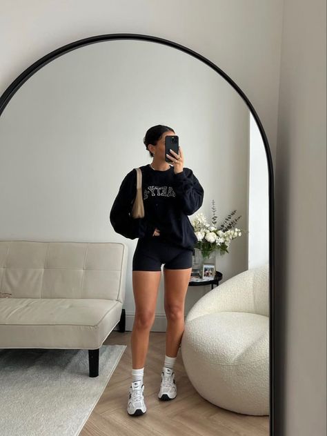 #casualstyle #casualoutfit #comfystyle Gymwear Outfits, Cute Gym Outfits, Comfy Outfit, Athleisure Outfits, Mein Style, Sporty Outfits, Foto Inspiration, A Mirror, Athletic Outfits