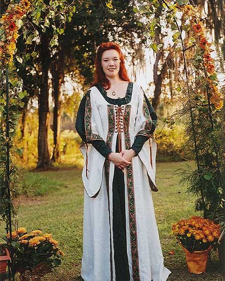 Traditional Irish Wedding Dress Traditional Irish Wedding Dress, Pagan Wedding Dresses, Irish Wedding Dresses, Celtic Wedding Dress, Irish Dress, Celtic Clothing, Irish Clothing, Pagan Wedding, Irish Fashion