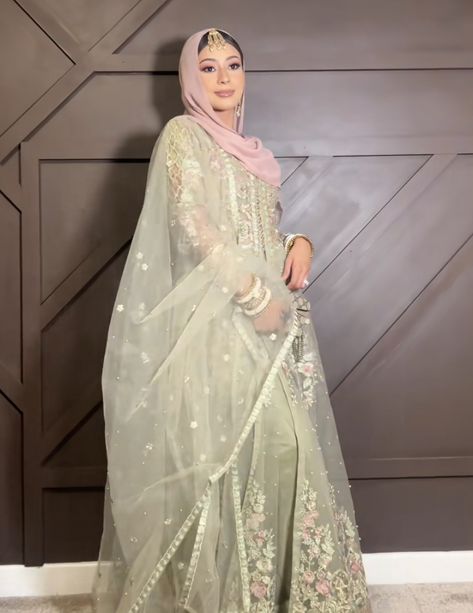 Hijabi Wedding Guest Outfit Pakistani, Hazera Outfits, Hijabi Wedding Guest Outfit, Nikkah Inspiration, Eid Poses, Asian Fits, Desi Bridesmaids, Wedding Guest Dress Inspiration, Mehndi Outfits