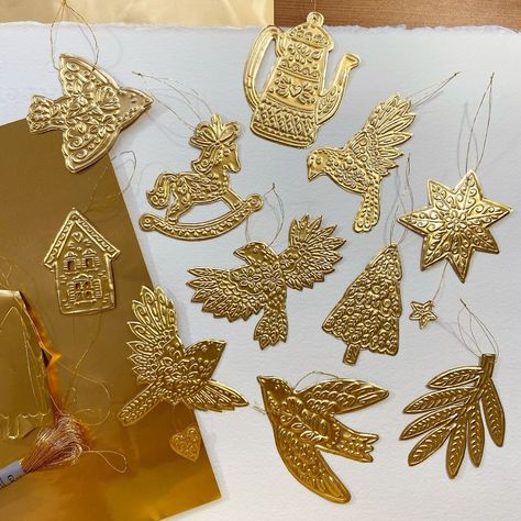 Diy Metal Ornaments, Metal Ornaments Diy, Aluminium Foil Crafts, Gold Foil Art Diy, Feuille Aluminium Art, Tin Foil Crafts, Christmas Photography Props, Aluminum Foil Crafts, Brass Christmas Ornaments