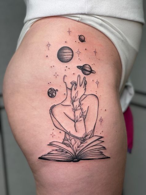 Aesthetic Tattoo Ideas, Planet Tattoos, Galaxy Tattoo, Clever Tattoos, Tattoos For Lovers, Arm Band Tattoo, Tatuaje A Color, Space Tattoo, Thigh Tattoos Women