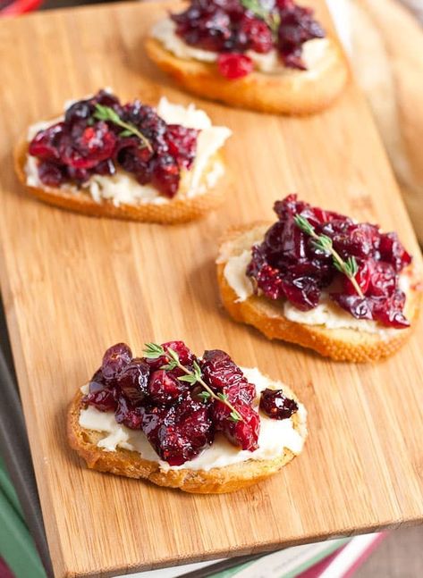 Cranberry Brie Crostini, Brie Crostini, Crostini Appetizer, Best Thanksgiving Appetizers, Holiday Party Appetizers, Brie Appetizer, Crostini Appetizers, Cranberry Brie, Holiday Appetizers Easy