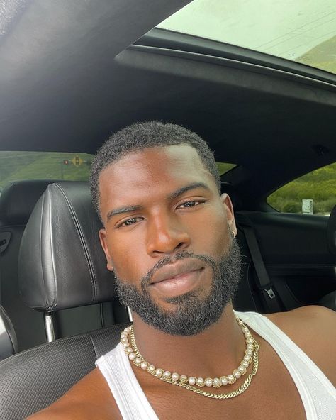 Selfie light provided by the PCH haze 🚘 ☁️ | Instagram post from Broderick Hunter (@broderickhunter) Black Beard Styles, Broderick Hunter, Black Men Beards, Light Skin Men, Black Men Haircuts, Dark Skin Men, Black Men Street Fashion, Black Men Hairstyles, Instagram Selfie