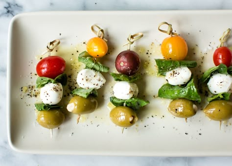 Garlic Olive Caprese Skewers - Musco Family Olive Co. Olive Hors D'oeuvres, Olive Skewers Appetizers, Olives For Charcuterie, Olive Appetizer Ideas, Olive Skewers, Vegetable Garden Cake, Veg Appetizers, Avocado Boats, Blue Cheese Stuffed Olives