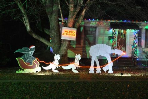 Merry Sithmas: How we made our own Star Wars Christmas lawn ornaments | @offbeathome Star Wars Navidad, Merry Sithmas, Nerdy Christmas, Geek Christmas, Geek House, Star Wars Crafts, Star Wars Love, Lawn Ornament, Star Wars Christmas