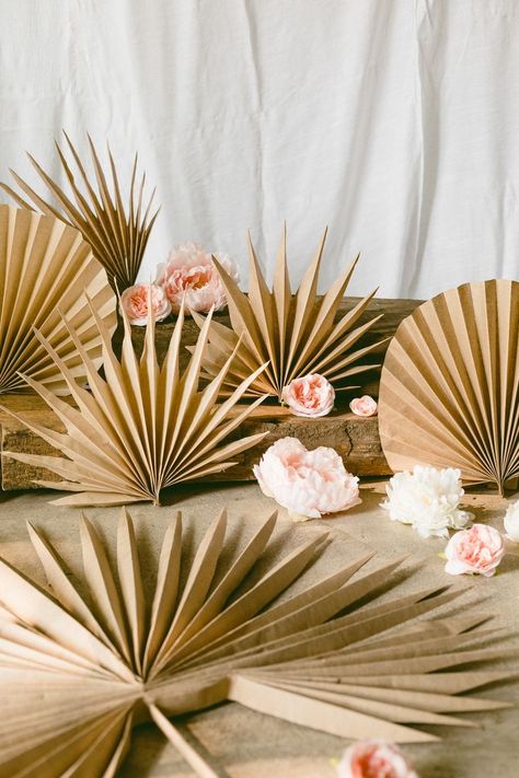 DIY faux dried palm leaves. Faux real! These DIY Dried Paper Palm Fronds are easy and you can make a GIANT version of them too, just like the real thing :) #ruffledblog #diypaperideas #driedpalmleaves #palmfronds #paperfans Diy Dried Leaves, How To Dry Palm Fronds, Diy Dry Palm Leaves, Paper Palm Leaves Diy, Palm Leaves Diy, Palm Tree Crafts, Palm Leaf Decor, Boho Birthday Party, Paper Leaves