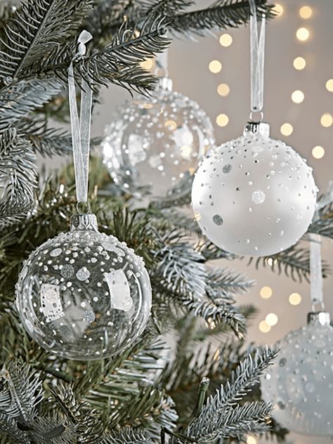 Set of Six Glorious Glass Globes Christmas Tree With White Decorations, Gold Silver Christmas Decor, Christmas Bauble Ideas, White Ornaments Christmas Tree, White And Silver Christmas Decorations, White Christmas Tree Ornaments, Creative Christmas Tree Ideas, Gold And Silver Christmas, Christmas Tree Glass Ornaments