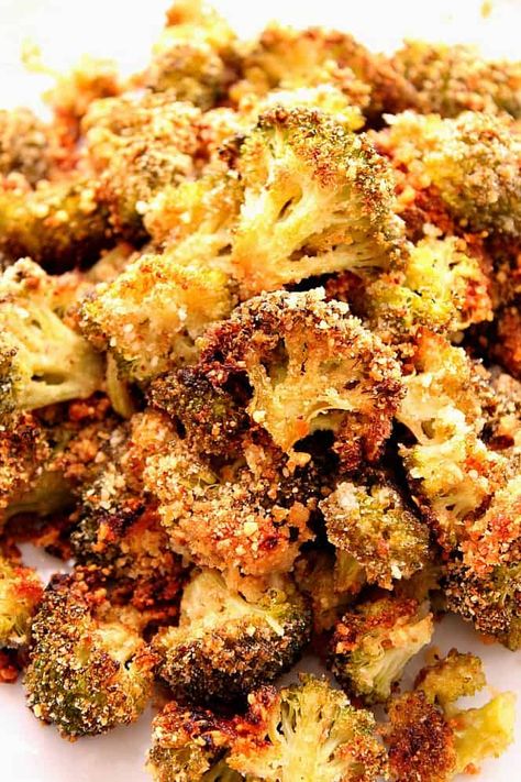 Garlic Parmesan Roasted Broccoli Recipe - the best broccoli ever! Perfectly roasted broccoli with crunchy garlic Parmesan coating. Cheap Quick Snacks, Broccoli Oreganata, Yummy Broccoli Recipes, Recipes With Shallots, Keto Broccoli Recipes, Brocoli Recipe, Broccoli And Cauliflower Recipes, Roasted Broccoli Recipes, Recipes For Broccoli