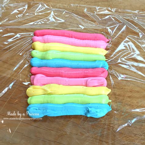 How To Mix Frosting Colors, How To Do Multi Colored Frosting, Multi Colored Buttercream Frosting, Rainbow Colored Cupcakes, Cake With Rainbow Frosting, How To Make Swirled Frosting, Easy Rainbow Cupcakes, How To Swirl Frosting Colors, Piping Multicolor Frosting