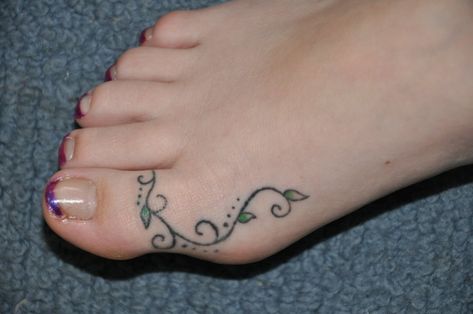 Vine Foot Tattoos, Toe Ring Tattoos, Small Foot Tattoos, Toe Tattoos, Shape Tattoo, Foot Tattoos For Women, Tattoos For Women Flowers, Muster Tattoos, Small Flower Tattoos