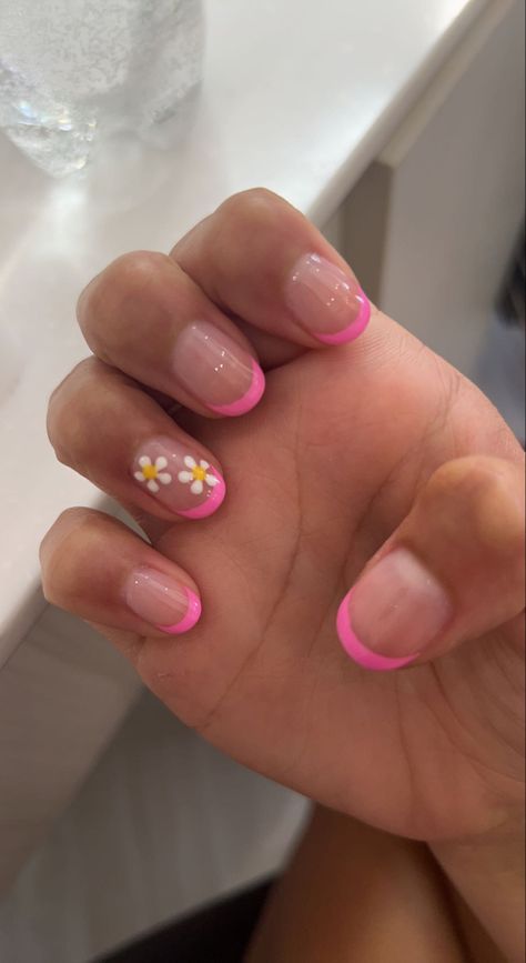 Cute And Easy Short Nail Designs, Nail Inspired Gel, Simple Short Natural Nails, Nail Ideas Dotting Tool, Back Too School Nails Short, Easy Simple Short Nails, Short And Easy Nails, Cute Nails Not Acrylic Short, Short Nail French Tip Designs Pink