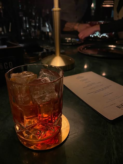 Getting Drinks Aesthetic, Aesthetic Cocktail Pictures, Whisky Aesthetic, Whiskey Aesthetic, Whiskey On The Rocks, Alcoholic Drinks Pictures, Cocktail Pictures, Kir Royale, Yummy Alcoholic Drinks