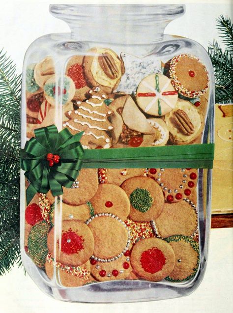 150 vintage Christmas cookie recipes 1 Cookies From The 1970's, Cookie Decorating Aesthetic, Vintage Christmas Baking, Vintage Holiday Recipes, Vintage Christmas Recipes, Traditional Christmas Desserts, Traditional Christmas Cookies, Christmas Eats, Simple Desserts