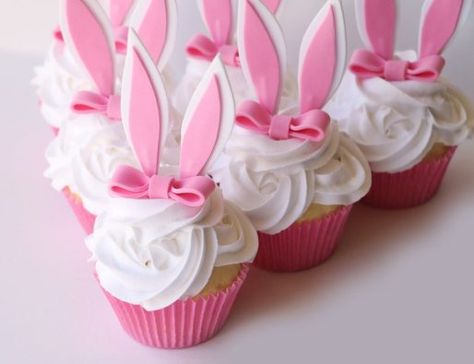 Cute Easter cupcake decoration ideas - Miss M.V. Fake Food Decor, Easter Cupcakes Decoration, Easter Desserts Cake, Easter Food Crafts, Easter Bunny Cupcakes, Cupcake Photos, Bunny Cupcakes, Fake Cupcakes, Wedding Sweets