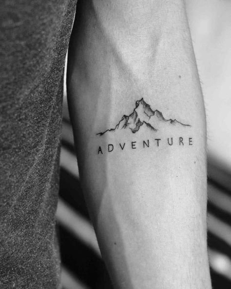 petit tatouage homme contours montagne mot aventure avant-bras Tato Lengan Bawah, Berg Tattoo, Wörter Tattoos, Tato Suku, Adventure Tattoo, One Word Tattoos, Mountain Tattoo Design, Tato Jari, Tatuagem Masculina Pequena