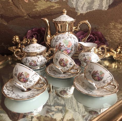 Fancy China Dinnerware, طقم شاي, Crockery Design, Antique Tea Sets, Fine Dinnerware, Tea Cup Collection, Pretty Tea Cups, Antique Dishes, Tea Sets Vintage