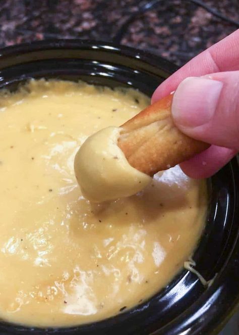 Beer Cheese Dip Crockpot, Dip Pretzels, Cheddar Cheese Dip, Beer Cheese Recipe, Pub Cheese, Beer Cheese Dip Recipe, Beer Cheese Sauce, Best Chicken Salad, Crock Pot Dips