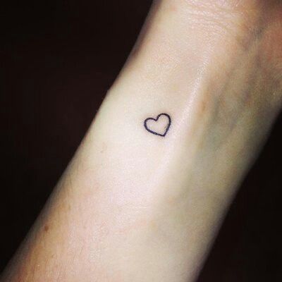 Heart outline Small Heart Tattoo, Inner Wrist Tattoos, Little Heart Tattoos, Tattoo Sonne, Love Heart Tattoo, Heart Tattoo Wrist, Red Heart Tattoos, Tiny Heart Tattoos, Small Heart Tattoos