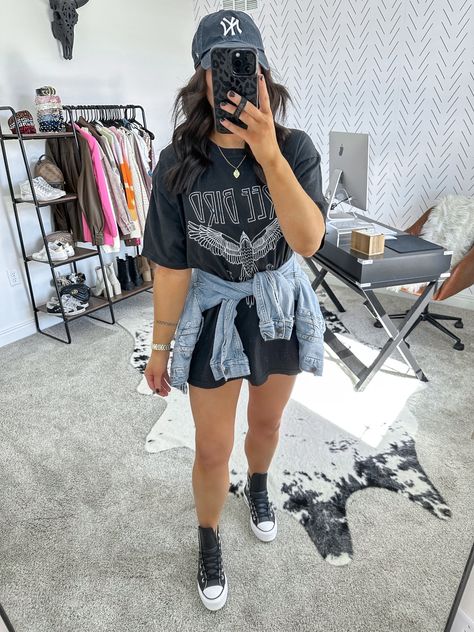 Oversized Tshirt Festival Outfit Women, How To Rock Big Tees, Tee Shirt With Dress, Graphic Shirt Dress Outfit, Grafic Tee Outfits Summer, Oversize Graphic Tee Outfits, Big Tshirt Outfits, Pregnant Concert Outfit Summer, Oversized Tshirt Outfit Concert