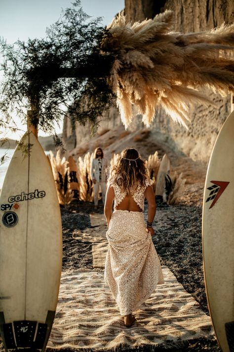 Catch a wave and jump aboard this boho-chic surfer wedding inspiration! A backdrop made with surfboards and pampas grass, and a pampas grass dress that you've got to see. It's all #onGWS! Surfboard Wedding, Grass Dress, Wedding With Pampas, Surfer Wedding, Surf Wedding, Boho Surf, Ocean Wedding, Boho Beach Wedding, Santorini Wedding