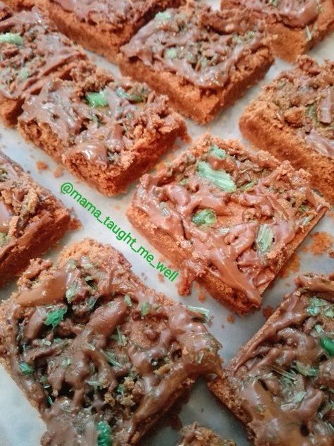 Chocolate Peppermint Crisp Squares recipe by Ruhana Ebrahim Eid Biscuits, Eid Table, Flake Recipes, Pastries Recipes, Peppermint Crisp, Biscuit Bar, Chocolate Dishes, Square Recipes, Eggless Baking