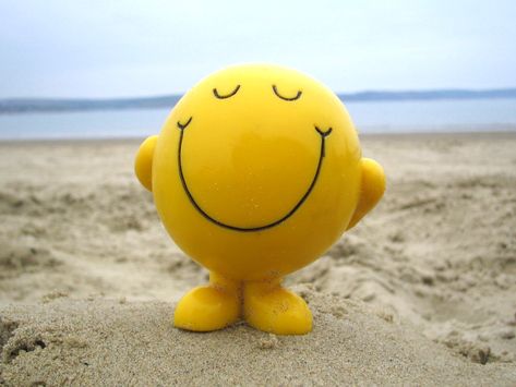 BEACH SMILEy Quote Positive, Gurbani Quotes, Ways To Be Happier, Lovely Quotes, Quote Happy, Emoji Faces, Life Quotes Love, Funny Emoji, Blessed Life