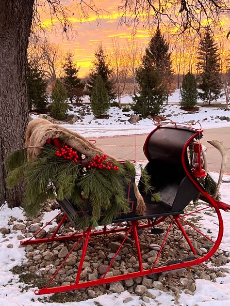 Christmas Sled Decoration, Christmas Sleigh Decorations, Cozy Christmas Decor, Christmas Photo Booth, Christmas Yard Decorations, Christmas Porch Decor, Christmas Sleigh, Christmas Projects Diy, Christmas Yard