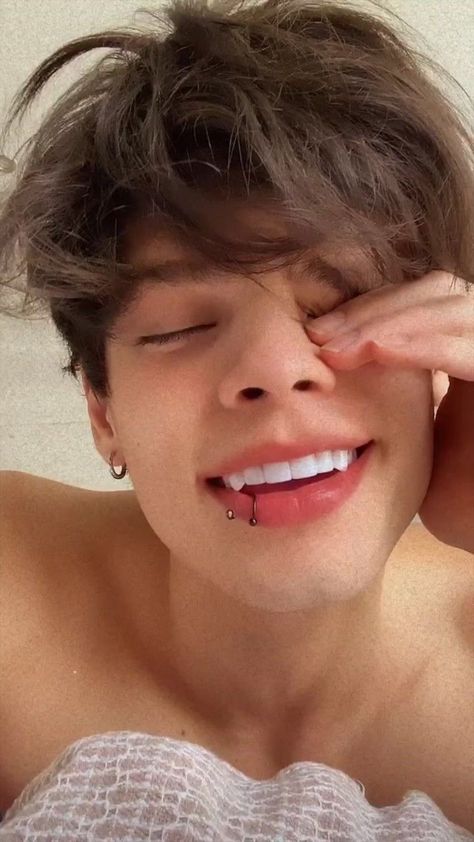 Guys With Lip Piercings, Boys With Piercings, Harajuku Hair, Teeth Aesthetic, Mouth Piercings, Really Good Comebacks, Perfect Teeth, Vampire Teeth, Cool Piercings