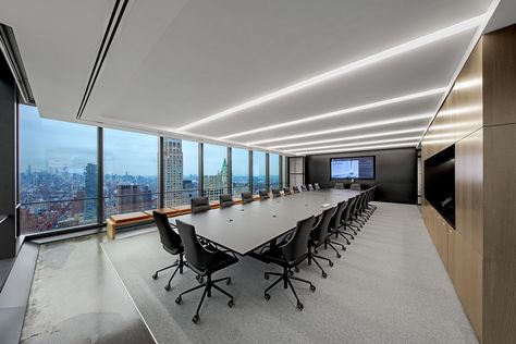 A Tour of IEX Group’s Modern New York City Office Office New York, Office Open Plan, Meeting Room Design, New York Office, City Office, Cool Office, Architecture Office, Office Interior Design, Meeting Room