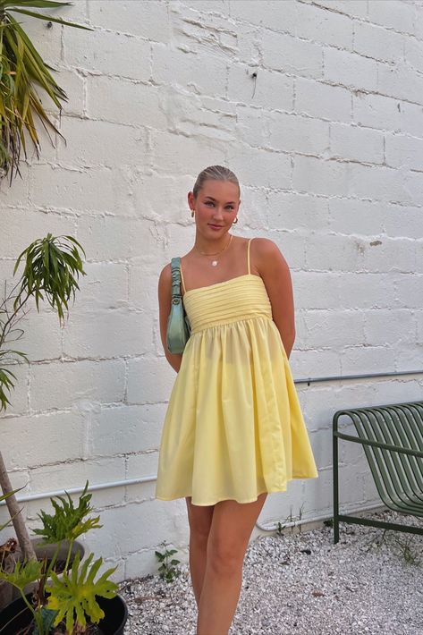 Short Sun Dresses Summer, Sun Dresses Outfit, Yellow Flowy Dress Short, Yellow Sun Dress Aesthetic, Mini Sundress Aesthetic, Yellow Sun Dresses, Shoes With Sundress, Spring Sundress Outfits, Yellow Sun Dress Outfit