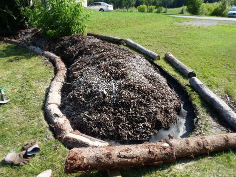 Edging beds Log Edging, Wood Garden Edging, Cottage Yard, Bed Edging Ideas, Edge Garden, Garden Edge, Raised Garden Beds Diy Vegetables, Scandinavian Garden, Party Diy Decorations