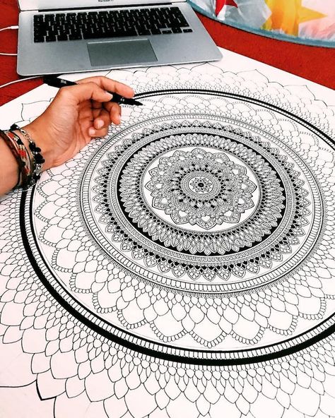 With each piece taking between 8 and 54 hours to complete, artist Asmahan A. Mosleh displays infinite patience and a steady hand in creating her intricate mandalas. Sharing her ornate work and the process behind each piece on Instagram, Mosleh creates her own patterns, building up the finished product in several Zantangle Art, Carillons Diy, Decoration Photography, Mandala Doodle, Mandala Art Therapy, Design Mandala, Mandala Design Pattern, Mandala Art Lesson, Mandala Artwork